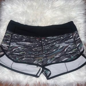 Nearly new - Lululemon Size 6 Limited Edition Print Shorts